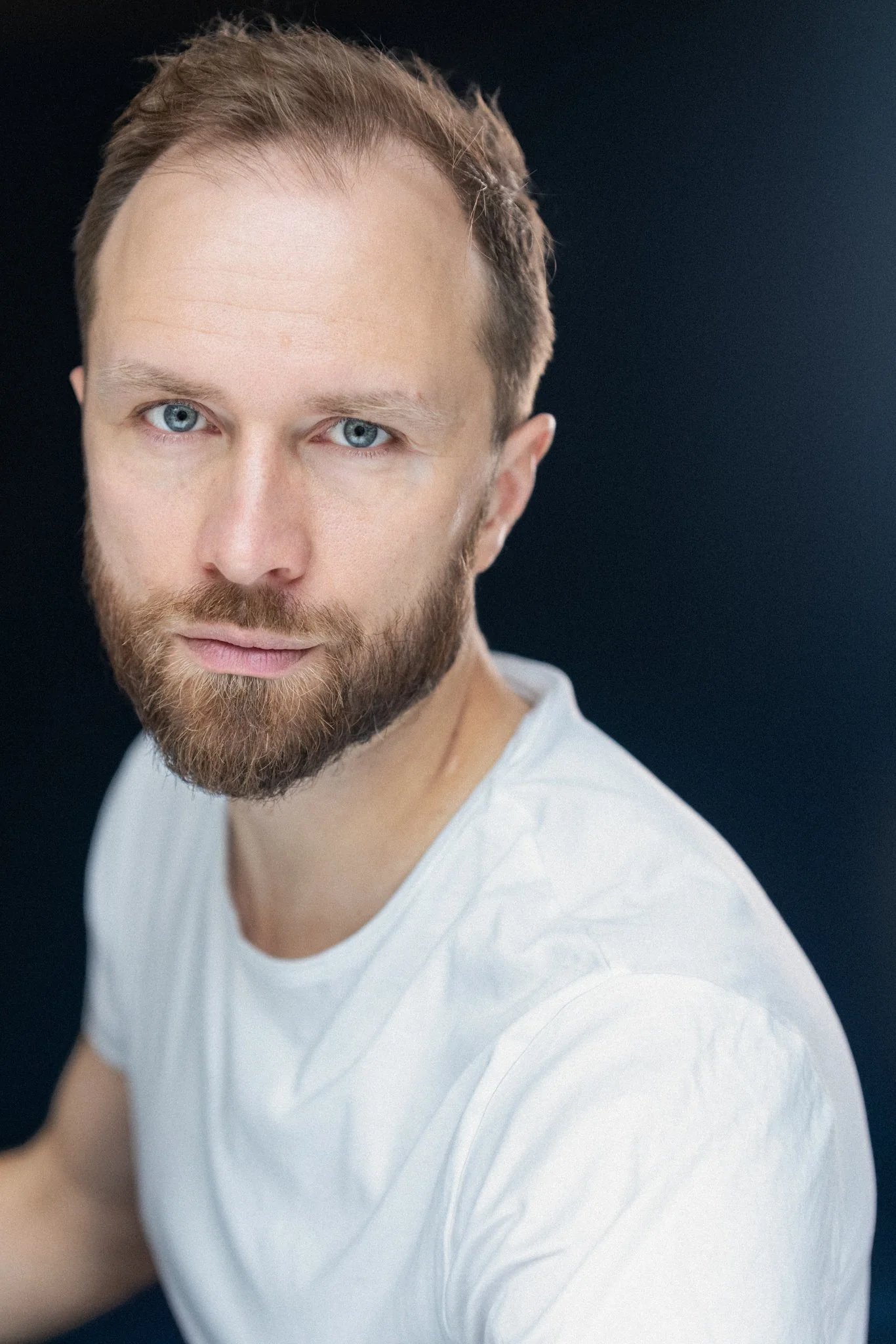 Eino Heiskanen – Muotokuva · vaalea paita